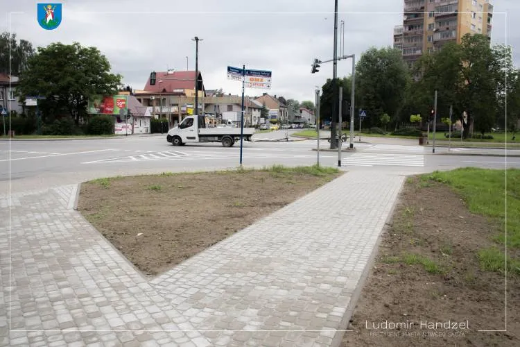 Koniec remontu chodnika i parkingu przy skrzyżowaniu ulic Nawojowskiej i Królowej Jadwigi