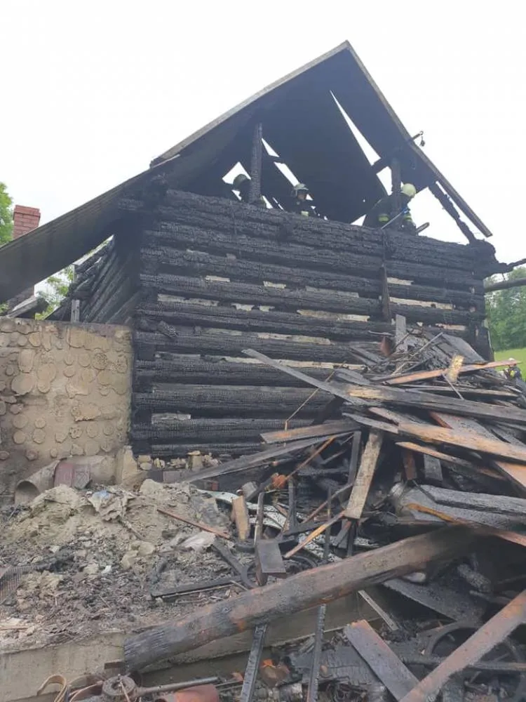 Pożar drewnianego budynku mieszkalnego w miejscowości Niedźwiedź