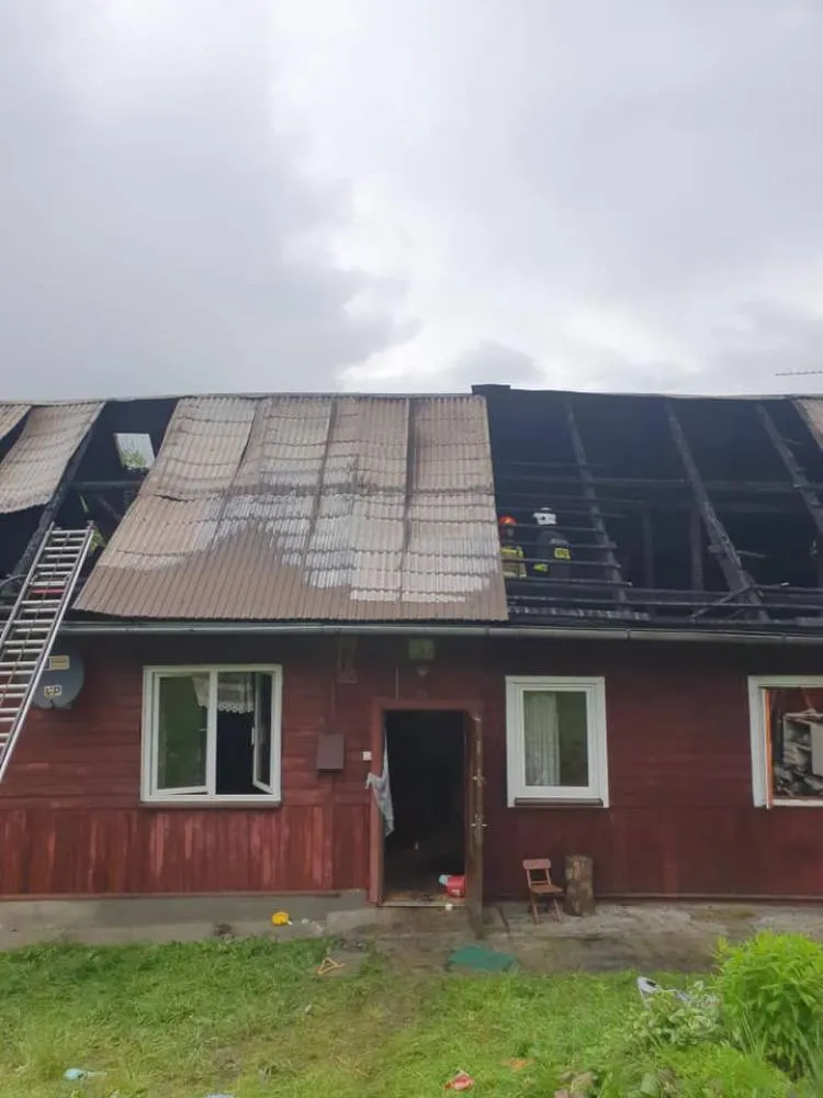 Pożar drewnianego budynku mieszkalnego w miejscowości Niedźwiedź