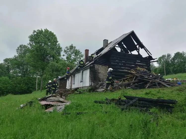 Pożar drewnianego budynku mieszkalnego w miejscowości Niedźwiedź