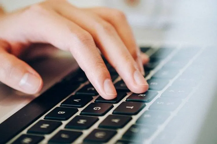 Czas promocji i wyprzedaży. Uważajmy na cyberoszustów