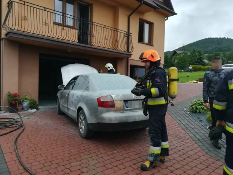 pożar samochodu osobowego w Roztoce