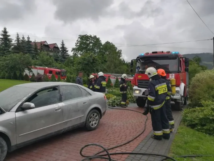 pożar samochodu osobowego w Roztoce