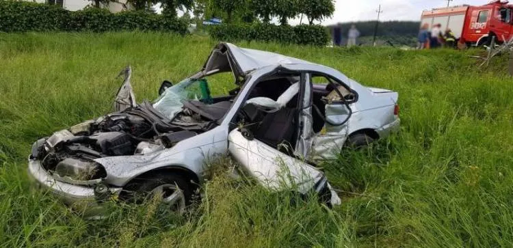 W Powroźniku osobówka wypadła z drogi i uszkodziła bariery energochłonne