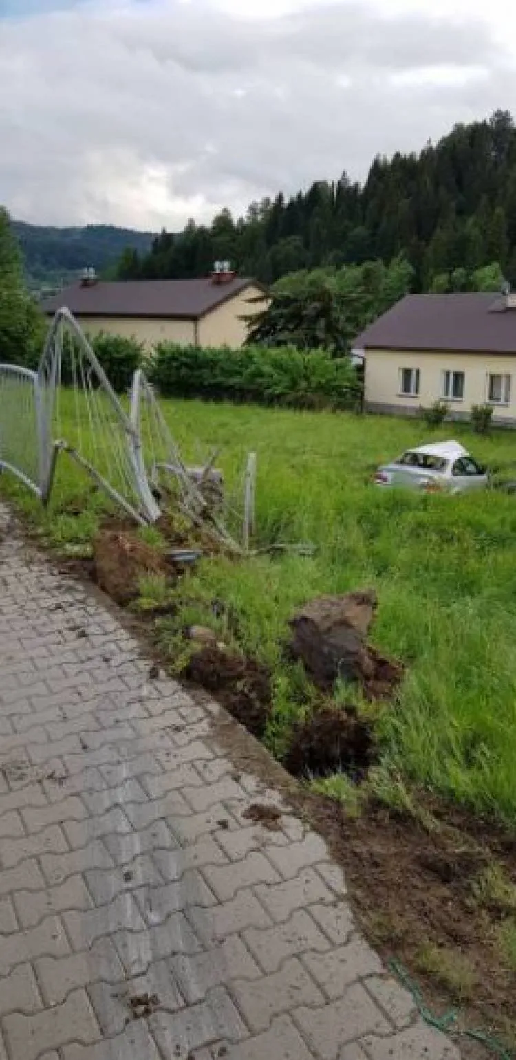W Powroźniku osobówka wypadła z drogi i uszkodziła bariery energochłonne