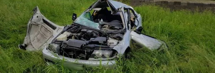 W Powroźniku osobówka wypadła z drogi i uszkodziła bariery energochłonne