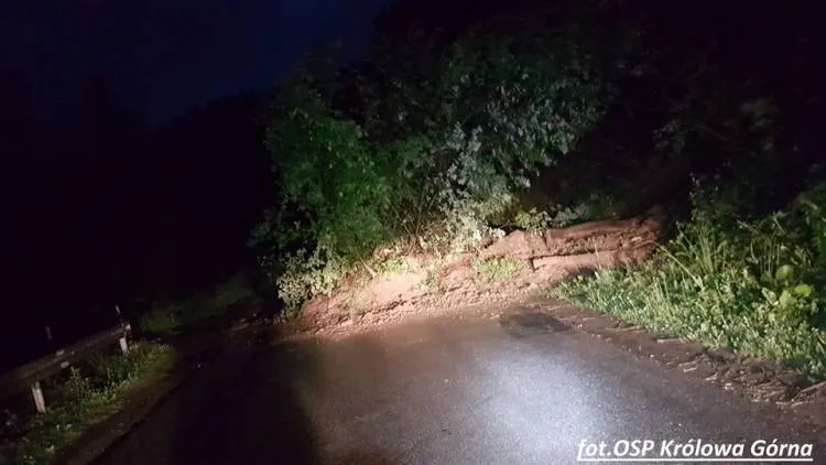 Królowa Górna. Na drogę osunęła się skarpa z drzewami