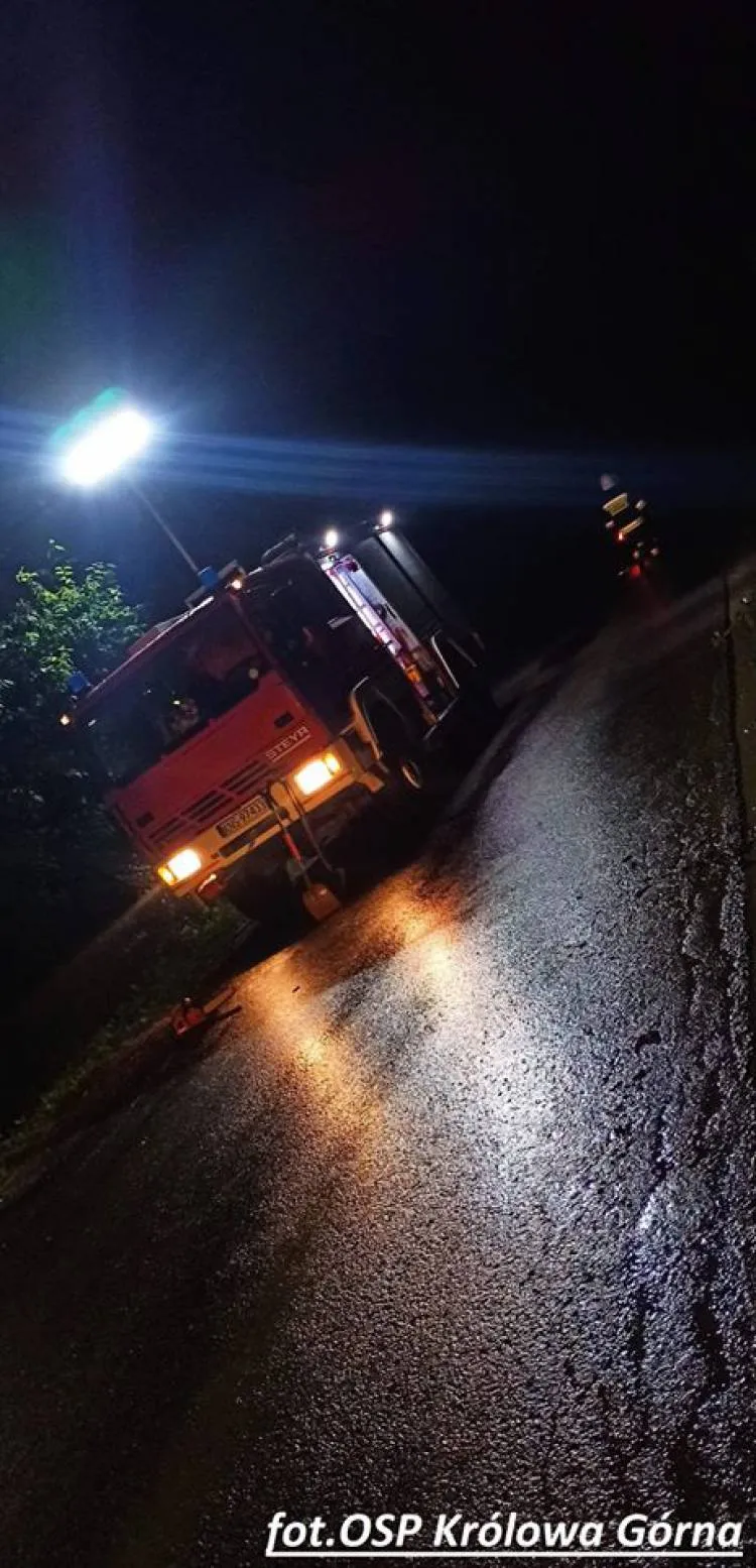 Królowa Górna. Na drogę osunęła się skarpa z drzewami