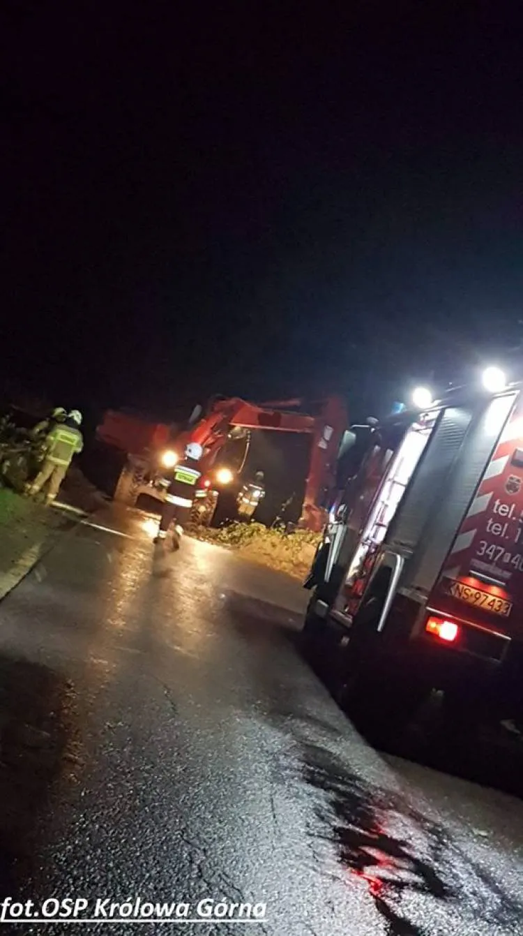 Królowa Górna. Na drogę osunęła się skarpa z drzewami