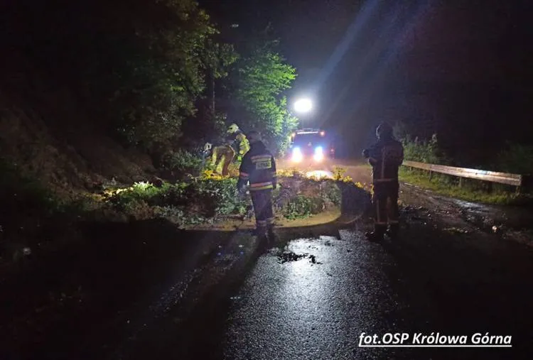 Królowa Górna. Na drogę osunęła się skarpa z drzewami