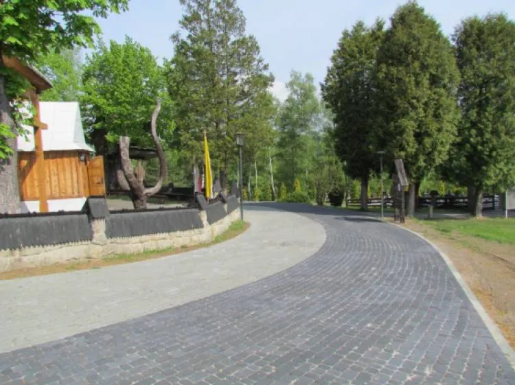 Zakończyła się modernizacja i budowa infrastruktury turystycznej wokół zabytkowego kościoła w Rożnowie