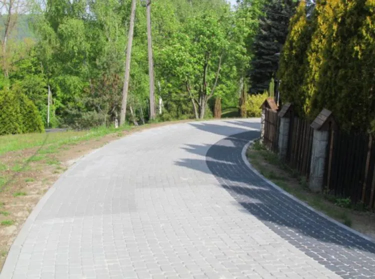 Zakończyła się modernizacja i budowa infrastruktury turystycznej wokół zabytkowego kościoła w Rożnowie
