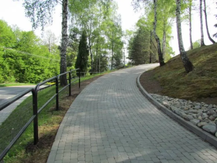 Zakończyła się modernizacja i budowa infrastruktury turystycznej wokół zabytkowego kościoła w Rożnowie