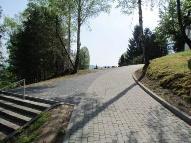Zakończyła się modernizacja i budowa infrastruktury turystycznej wokół zabytkowego kościoła w Rożnowie