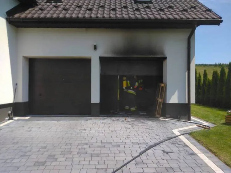 Pożar garażu w Łącku