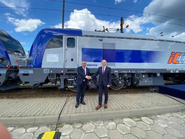 Nowe Griffiny dla PKP Intercity wyjeżdżają na tory