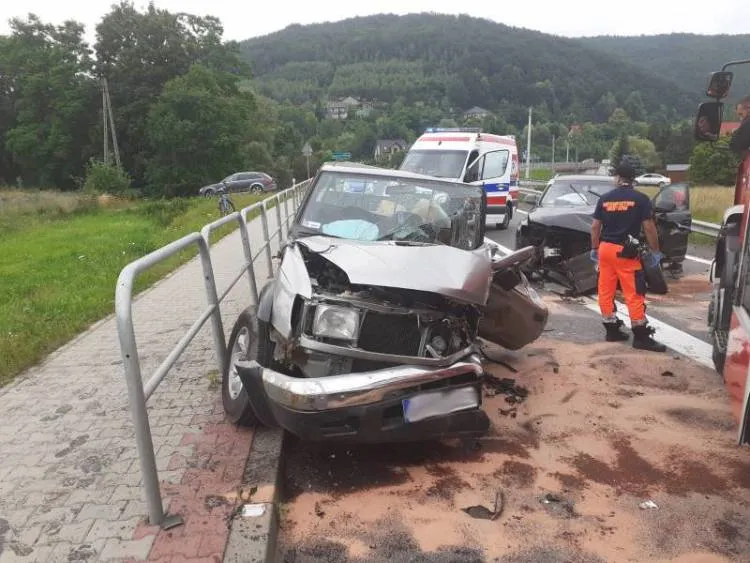 Zderzenie trzech aut w Łososinie Dolnej. Jedna osoba zakleszczona w pojeździe 