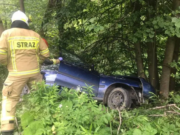 Uhryń. Samochód osobowy zawisł na skarpie
