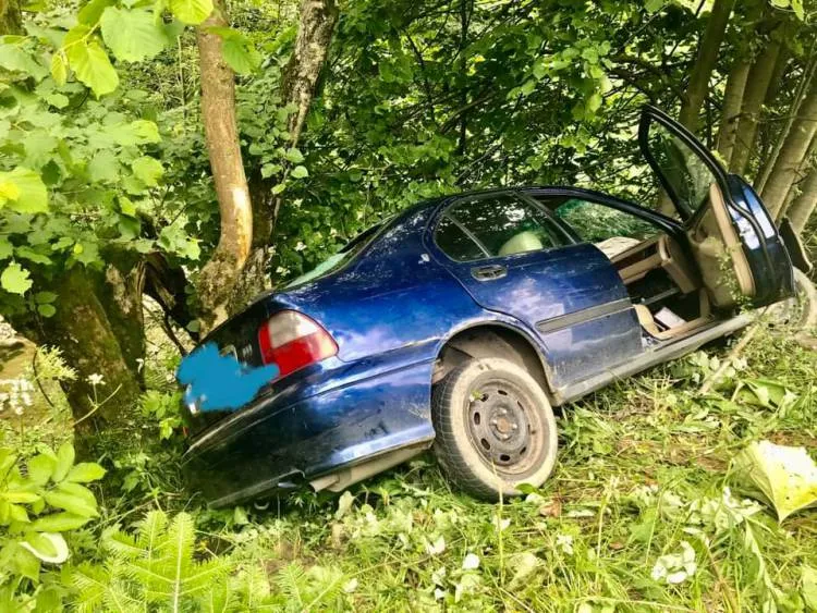 Uhryń. Samochód osobowy zawisł na skarpie