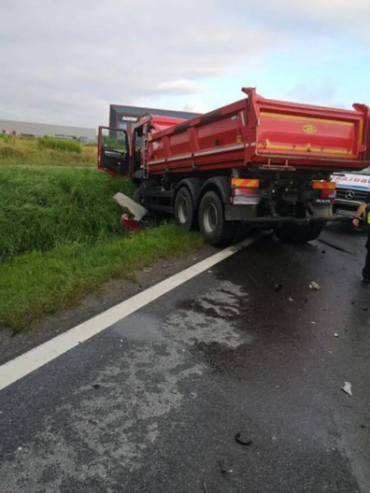 samochód osobowy zderzył się z ciężarówką Stary Sącz