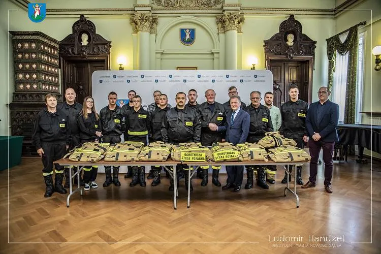 Strażacy z OSP Biegonice otrzymali specjalistyczne ubrania