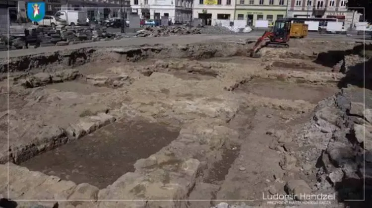 Trwają prace wykopaliskowe na sądeckim rynku