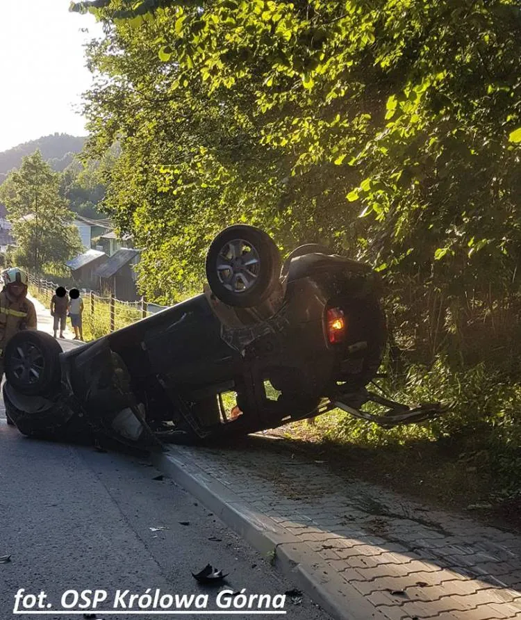 Kamionka Wielka. Kolizja dwóch pojazdów. Jeden z nich dachował
