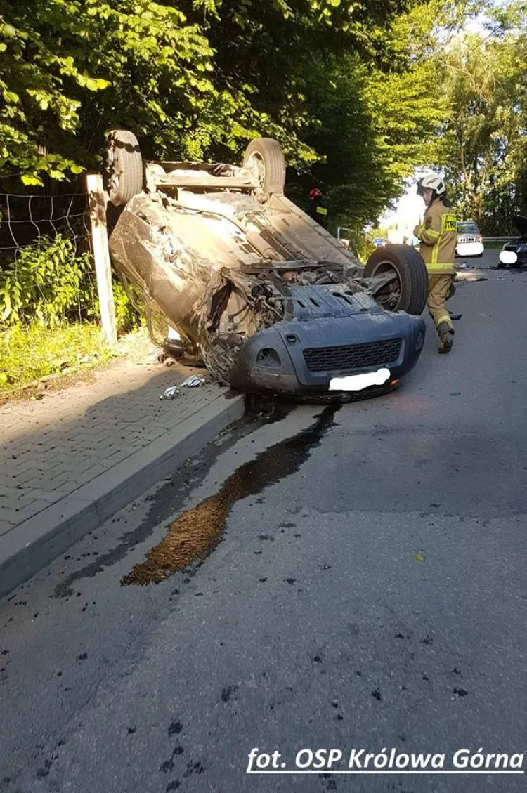 Kamionka Wielka. Kolizja dwóch pojazdów. Jeden z nich wylądował na dachu