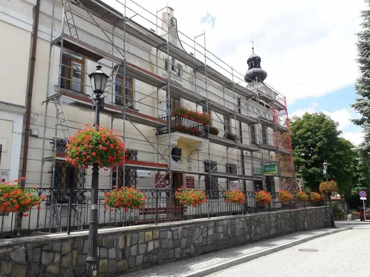 Zabytkowy budynek Urzędu Gminy w Tymbarku przejdzie modernizację