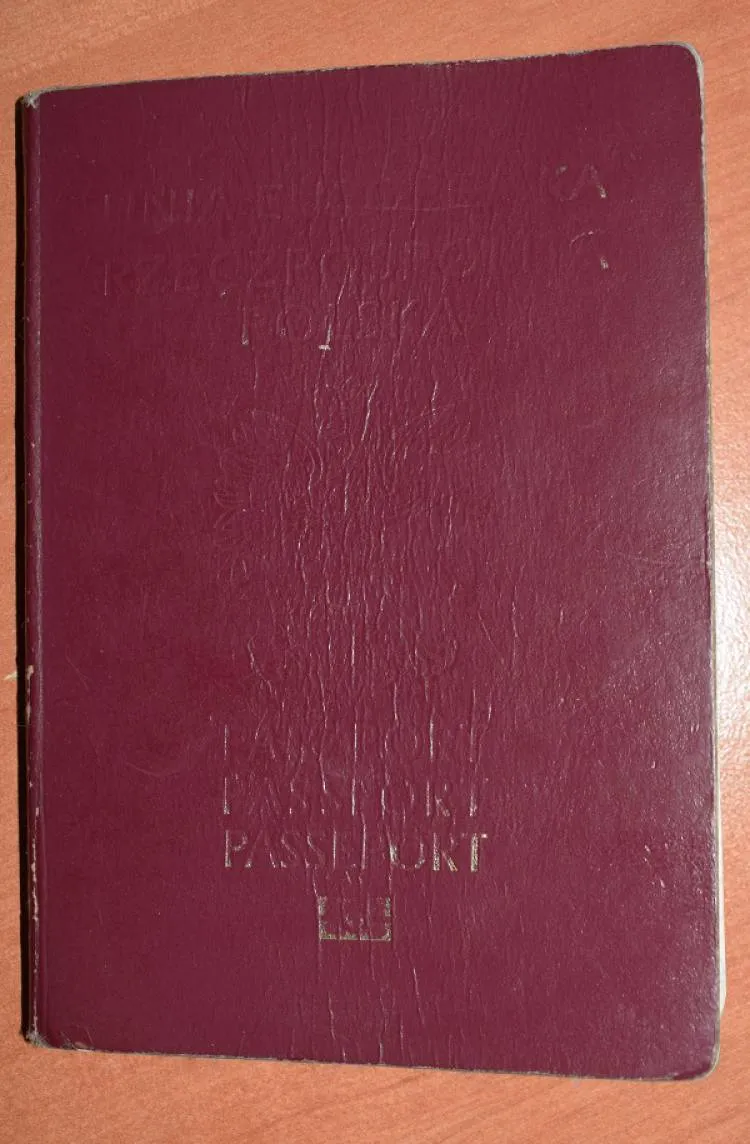 Próbował samodzielnie „naprawić” dokument podróży