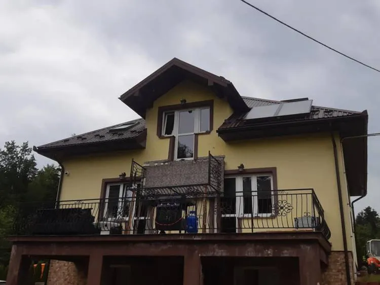 Stara Wieś. Pod domownikami zerwał się balkon