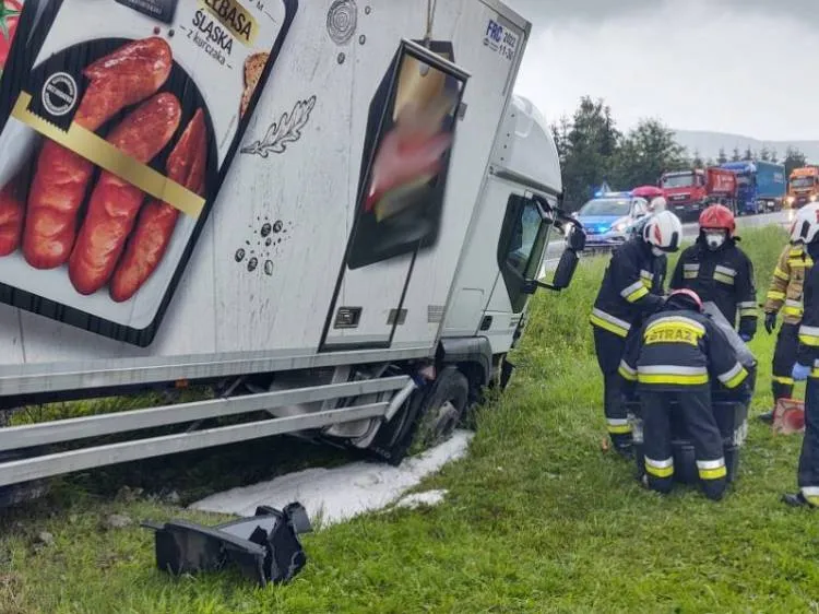 Wypadek w Łososinie Dolnej. Zderzenie dwóch samochodów dostawczych i ciężarówki