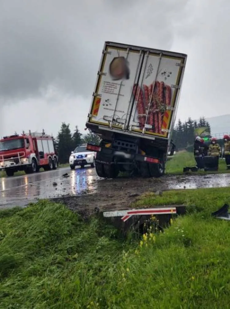 Wypadek w Łososinie Dolnej. Zderzenie dwóch samochodów dostawczych i ciężarówki