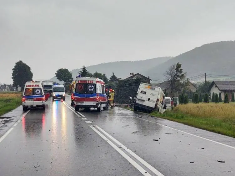 Wypadek w Łososinie Dolnej. Zderzenie dwóch samochodów dostawczych i ciężarówki