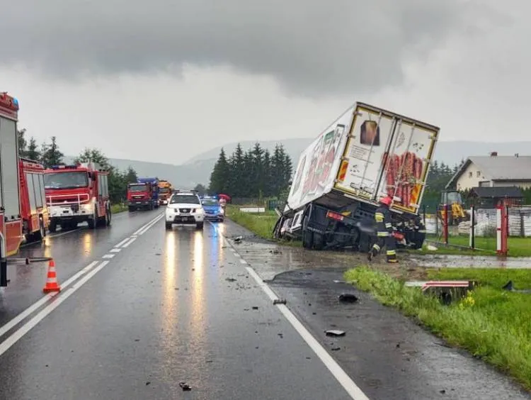 Wypadek w Łososinie Dolnej. Zderzenie dwóch samochodów dostawczych i ciężarówki