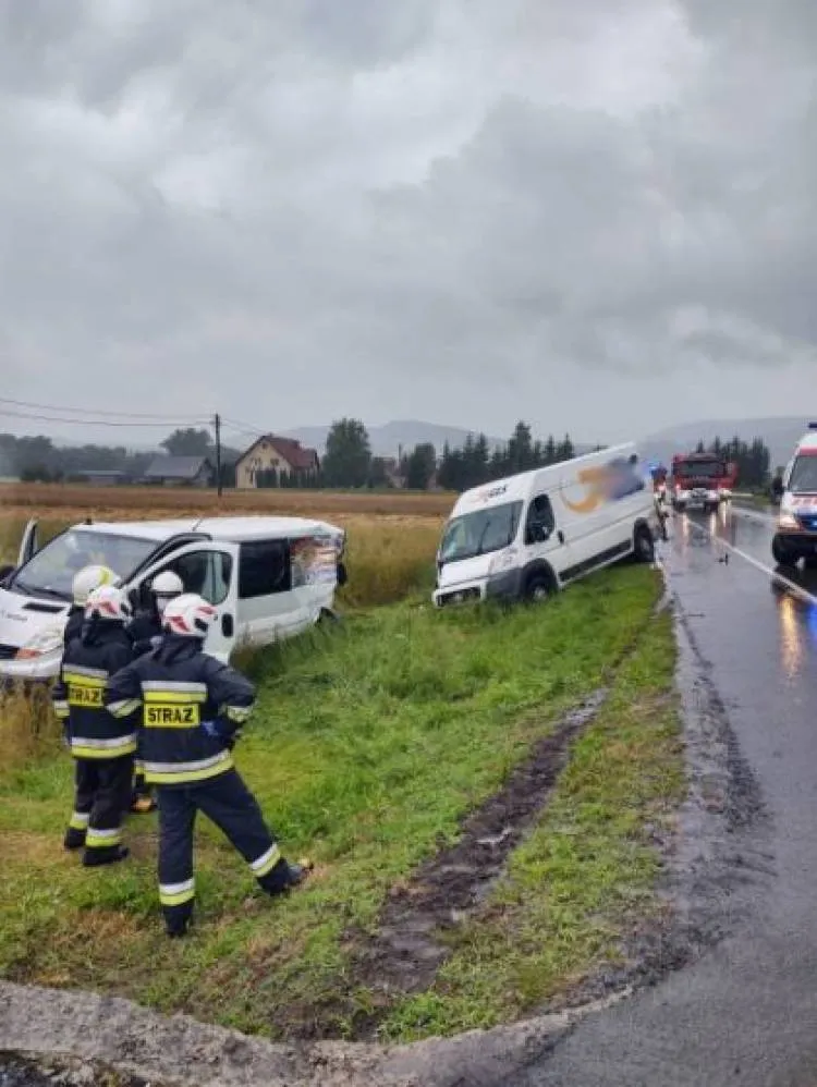 Wypadek w Łososinie Dolnej. Zderzenie dwóch samochodów dostawczych i ciężarówki