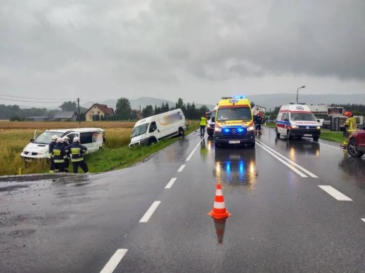 Wypadek w Łososinie Dolnej. Zderzenie dwóch samochodów dostawczych i ciężarówki