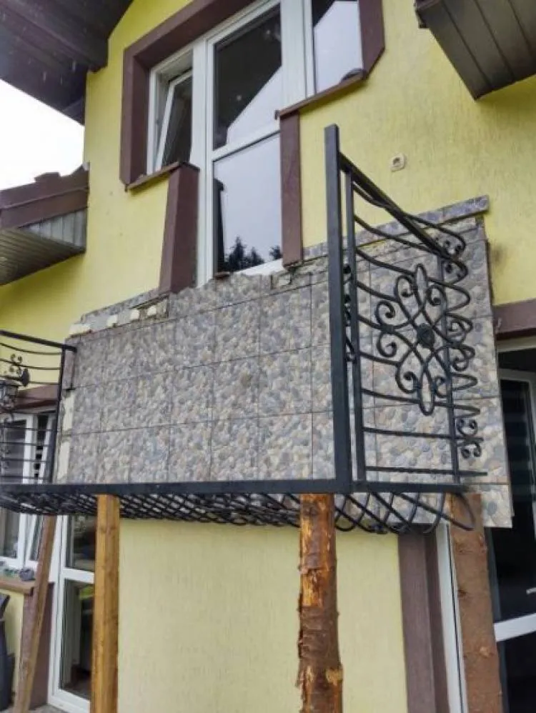 Stara Wieś. Pod domownikami zerwał się balkon