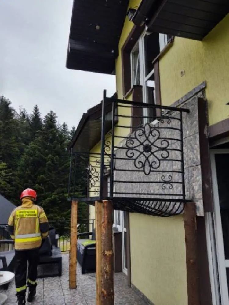 Stara Wieś. Pod domownikami zerwał się balkon