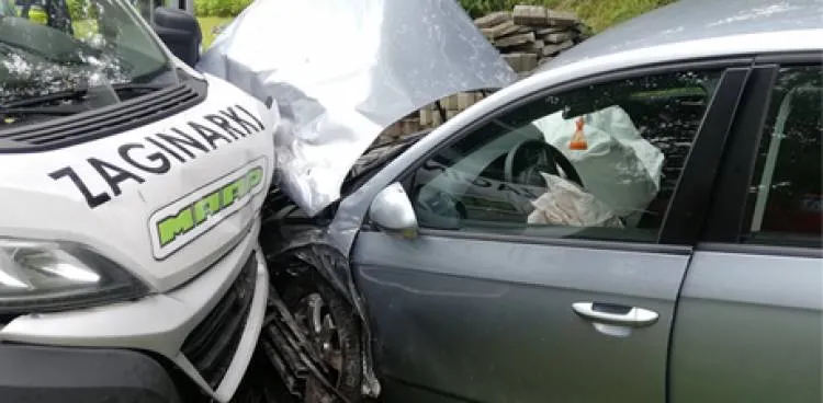 Kraksa dwóch samochodów na drodze powiatowej w Przydonicy