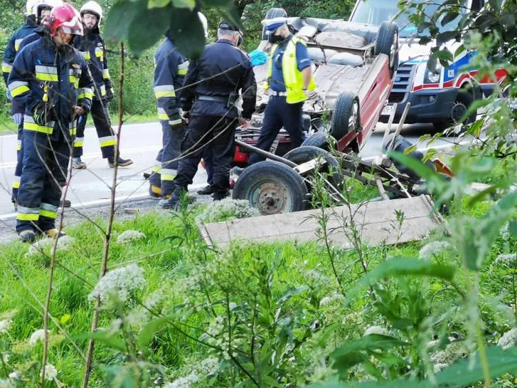 Dobra. Samochód zderzył się z wozem konnym