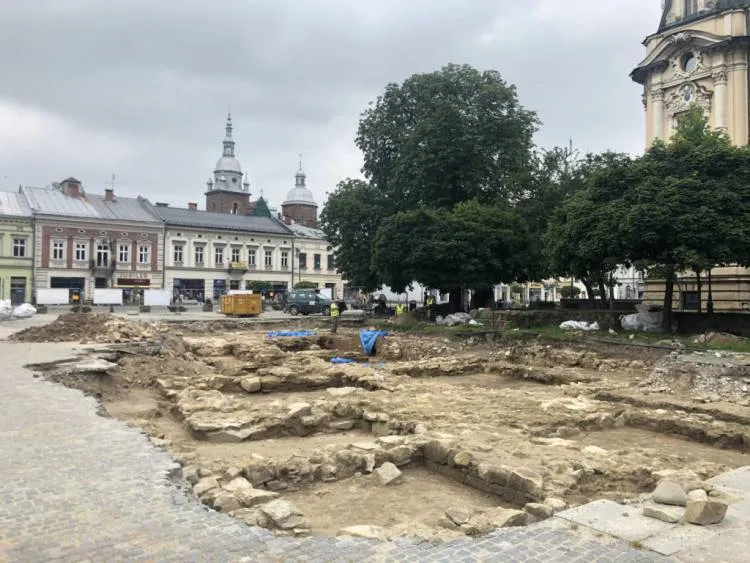 Ciekawe odkrycie archeologów na sądeckim rynku
