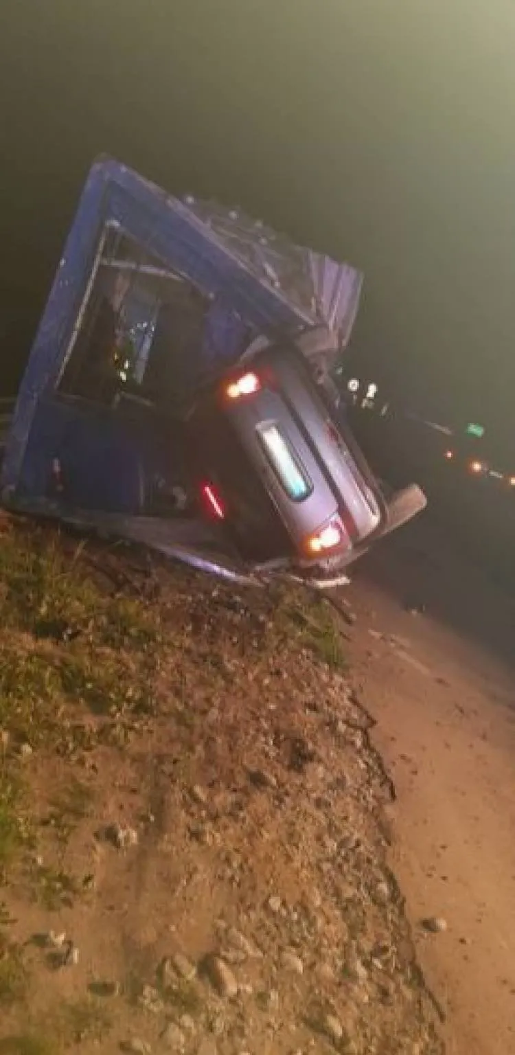 Nowa Wieś. Osobówka zjechała z drogi i uderzyła w kontener budowlany