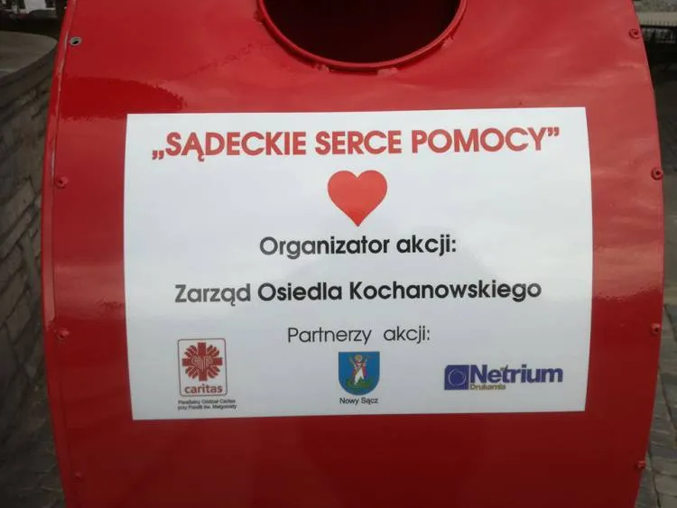 Nie wyrzucaj plastikowych nakrętek. Wrzuć je do ogromnego serca i pomóż potrzebującym