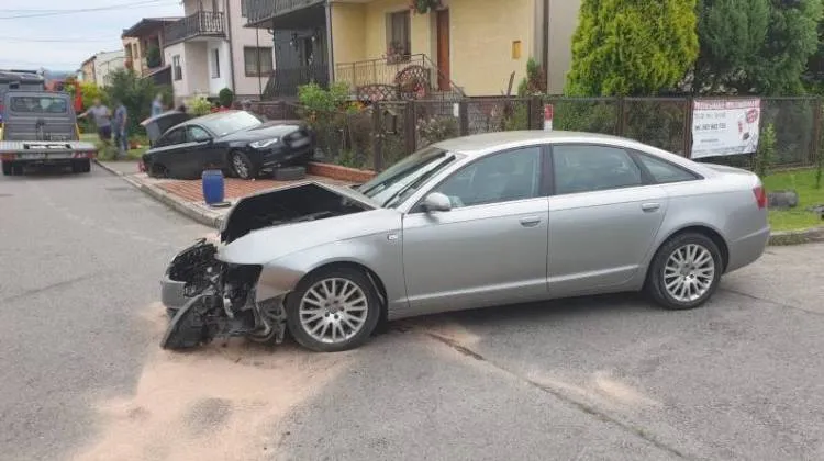 Kolizja dwóch osobówek na ul. Kosmonautów. Jeden pojazd wbił się w ogrodzenie posesji