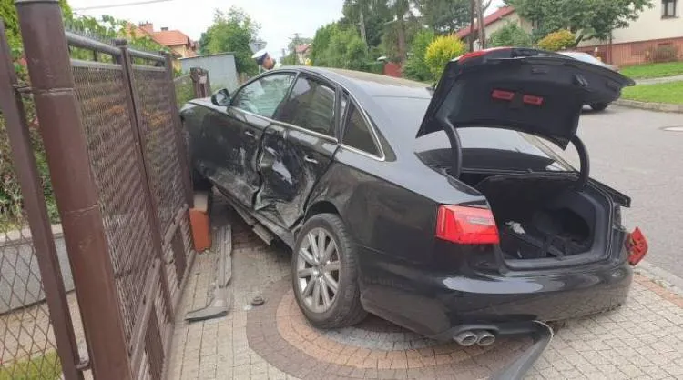 Kolizja dwóch osobówek na ul. Kosmonautów. Jeden pojazd wbił się w ogrodzenie posesji