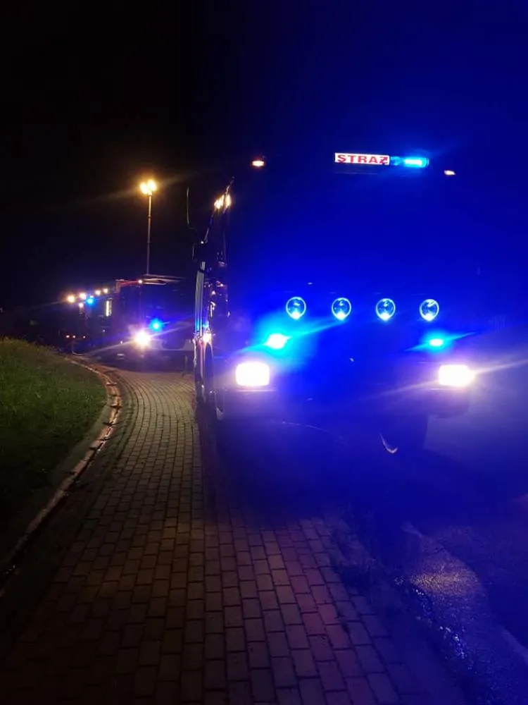 Stróże. 7 zastępów straży gasiło pożar sterty podkładów kolejowych