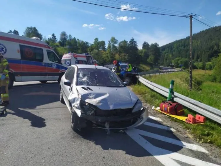 Zderzenie osobówki i quada w Krzyżówce. Na miejsce wezwano śmigłowiec LPR