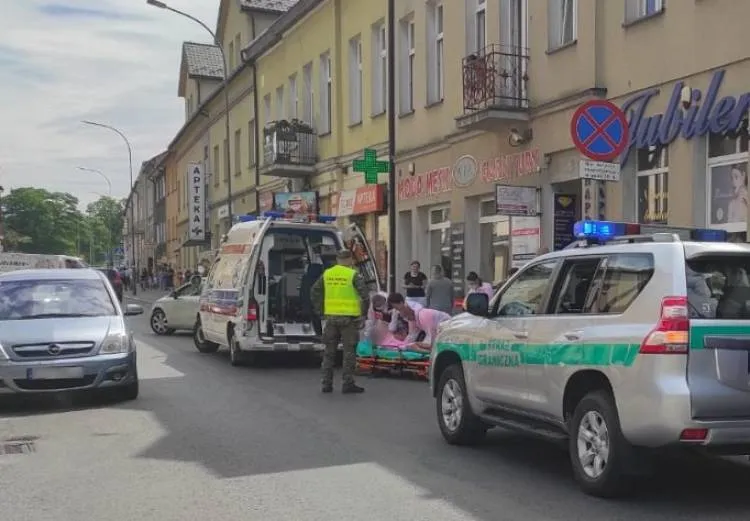 W Limanowej samochód osobowy potrącił 11-letnią dziewczynkę. Pomogli strażnicy graniczni
