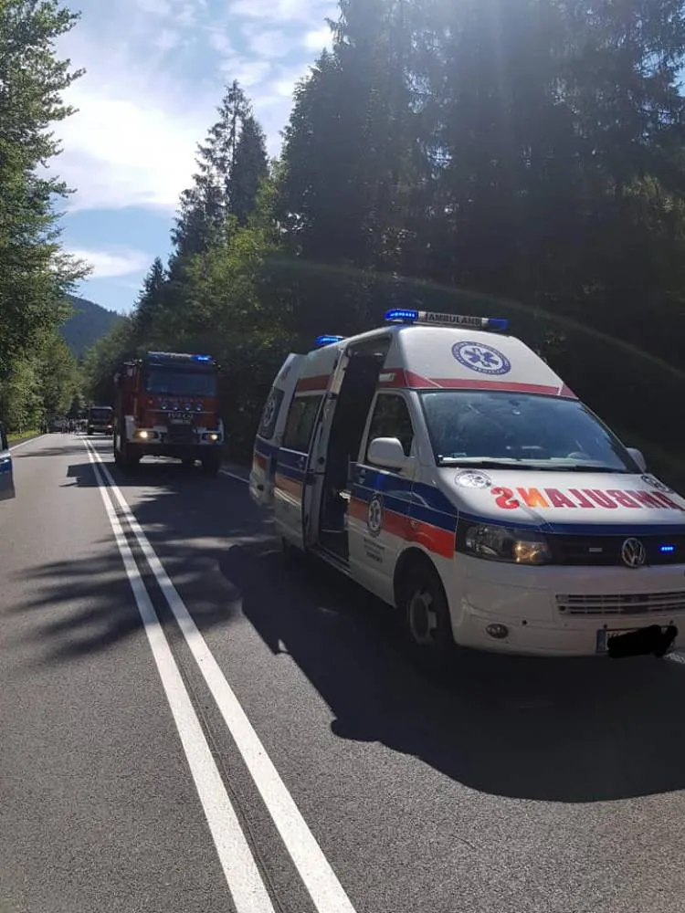 Szczawa. Osobówka dachowała i uderzyła w drzewo